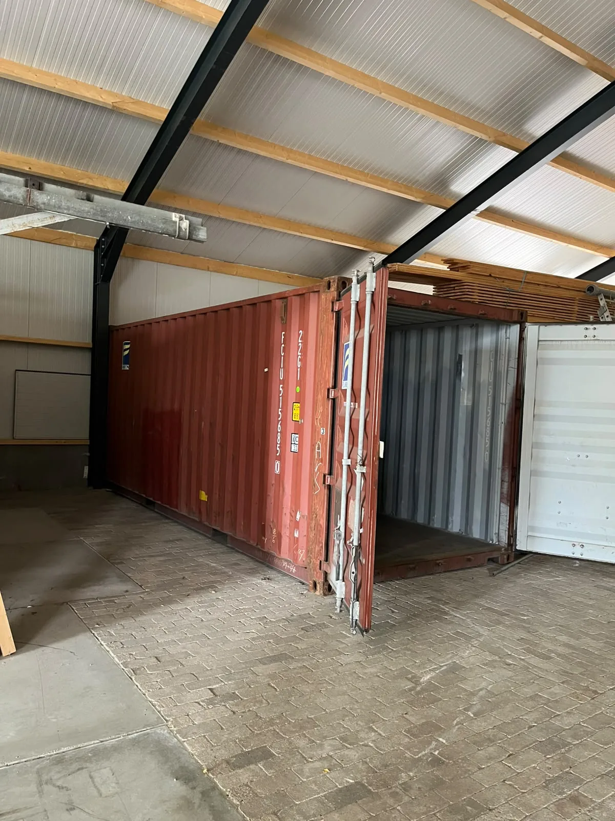 Opslagbox binnen in de geïsoleerde loods van Stalling Roeksweer in Groningen